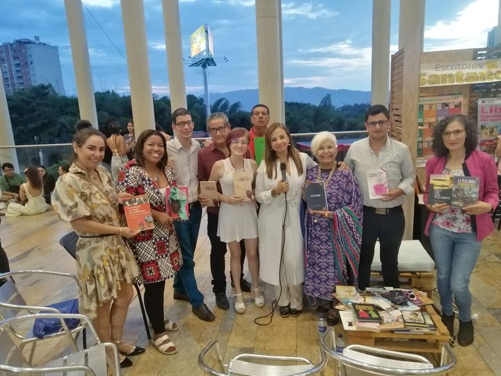 Miembros del colectivo literario con sus libros en evento cultural