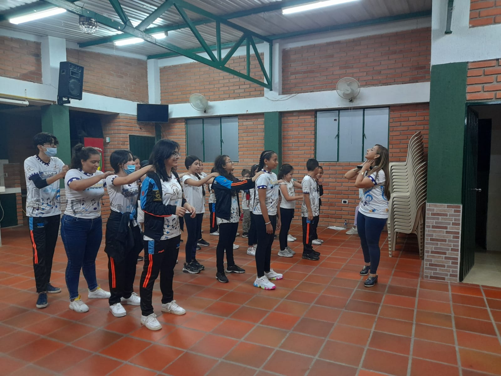 Niños en taller de artes plásticas al aire libre — Semillas del Futuro