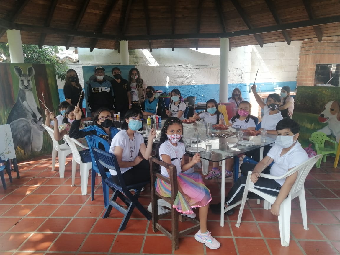 Niños en taller de artes plásticas — Semillas del Futuro